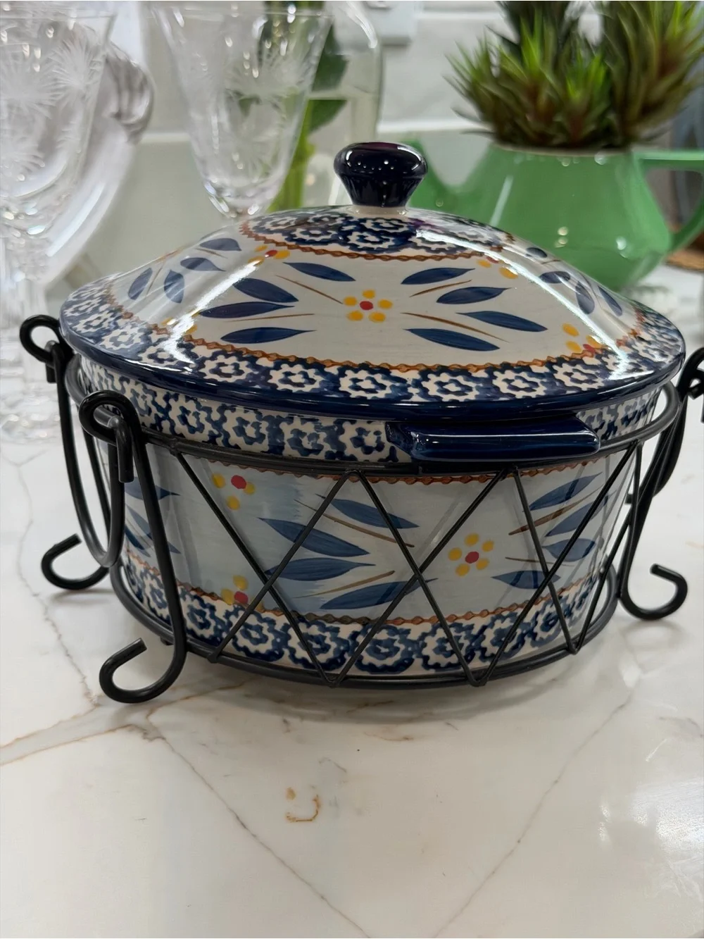 Temp-tations 1.5 qt casserole dish.8 inches across.